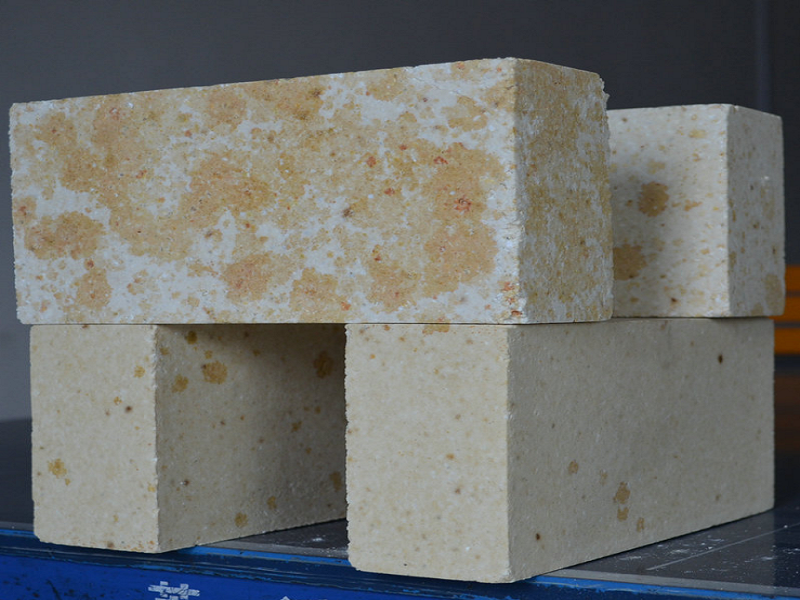 Refractory silica bricks for coke oven