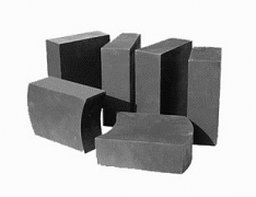 What is the main performance of magnesia carbon brick?